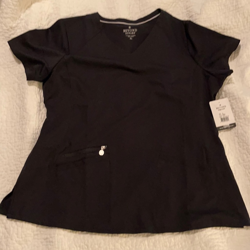 Beyond Scrubs women’s scrub top NWT size XL